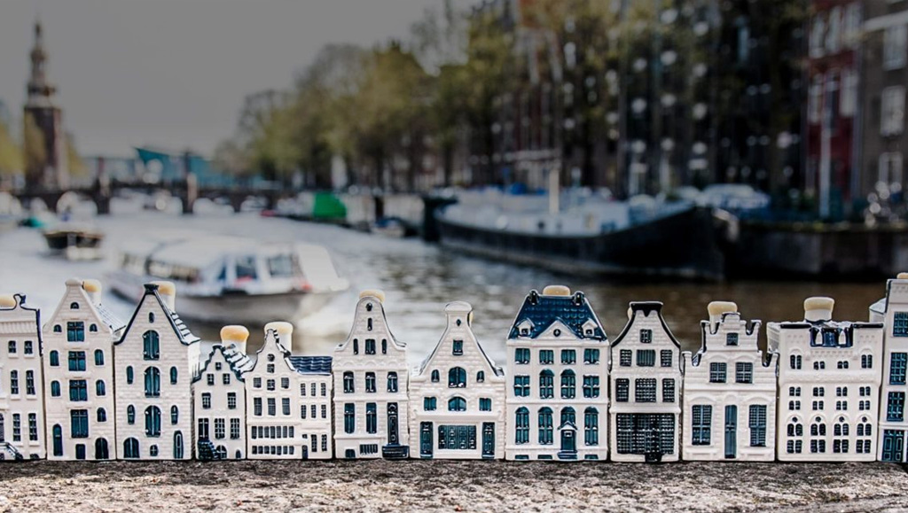 ¿Conocías la tradición de las casitas de cerámica de KLM?