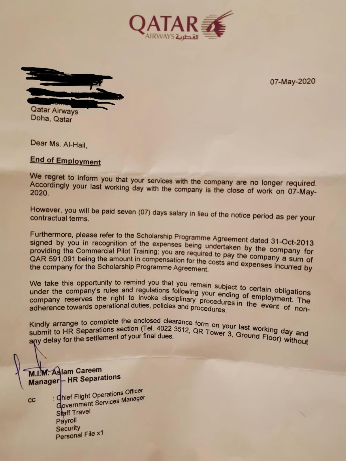 Qatar Airways despide a una piloto y le pide pagar $162 