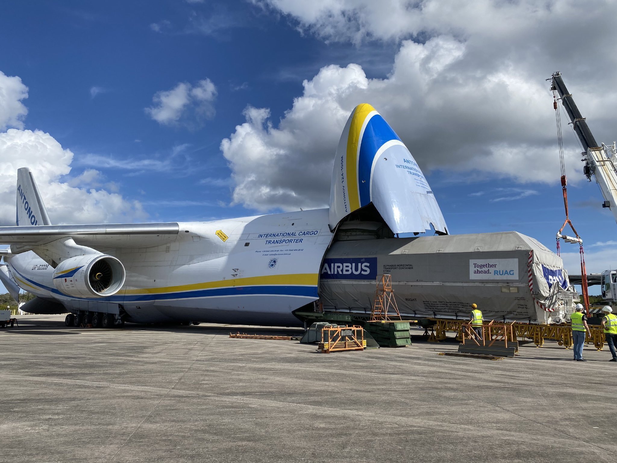 ¡Increíble! Antonov AN124 transporta el satélite más grande en su historia
