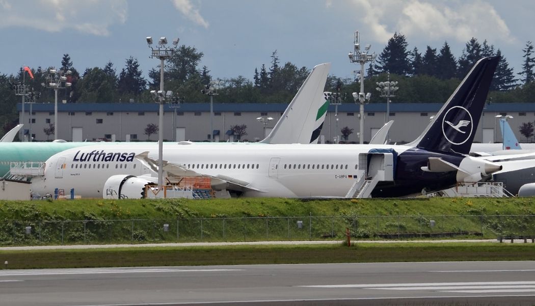 Sale del taller de pintura el primer Boeing 787 de Lufthansa