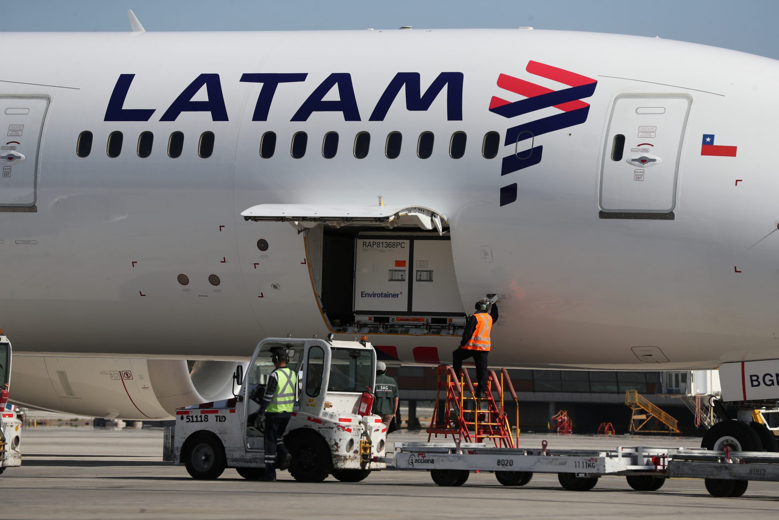 Arrestan a personal de tierra por robo de carga en un avión de LATAM