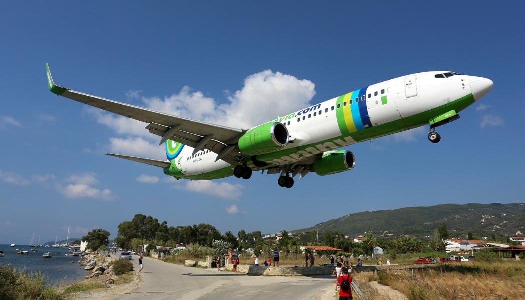 Mujer sufre heridas graves tras caer por jet blast de Boeing 737 en